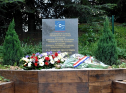 La-Stele--en-hommage-a-l-esclavage--dans-la-parc-Mozart--d